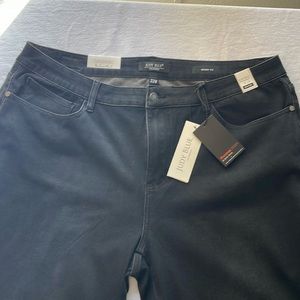 Judy Blue 22W. Black Skinny Jeans. Therma Denim Mid-Rise. Non-Distressed.